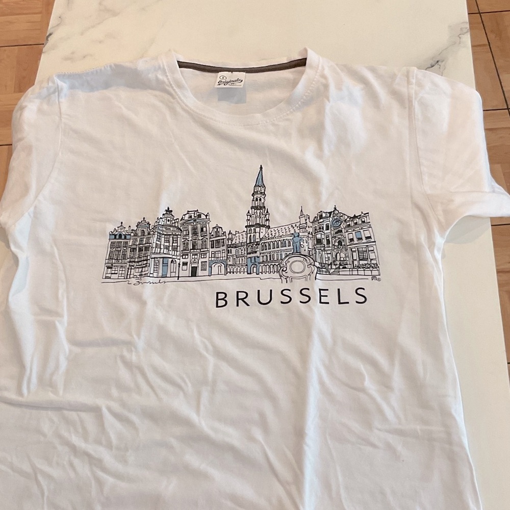 White Brussels Graphic T-Shirt, size small.